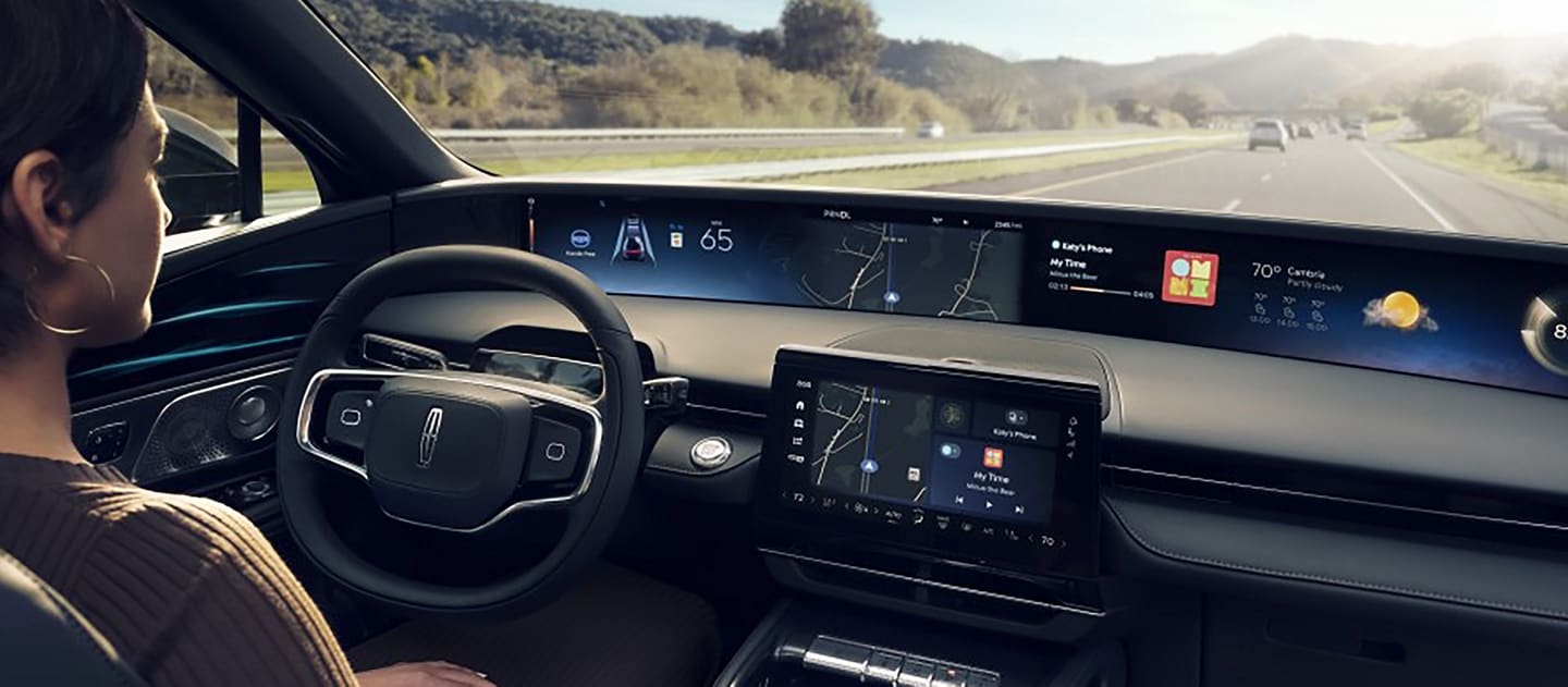 Une personne utilisant la technologie BlueCruise dans le Lincoln Nautilus 2026