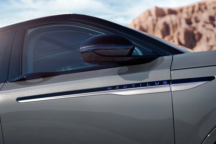 Les rétroviseurs latéraux pliables d’un Lincoln Nautilus 2026