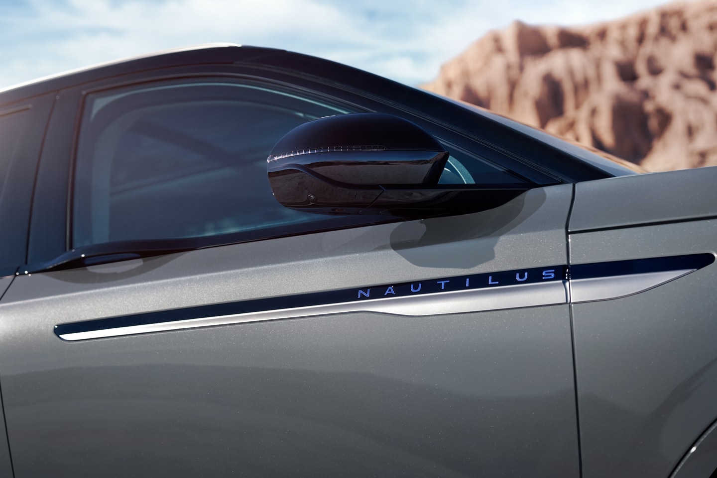 Les rétroviseurs latéraux pliables d’un Lincoln Nautilus 2026