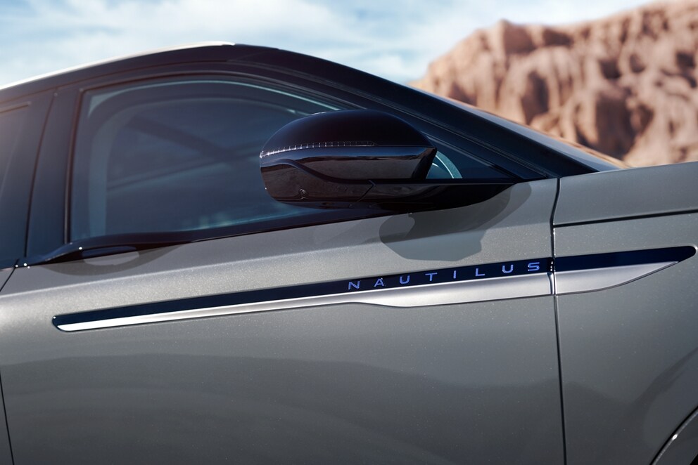 Les rétroviseurs latéraux pliables d’un Lincoln Nautilus 2026