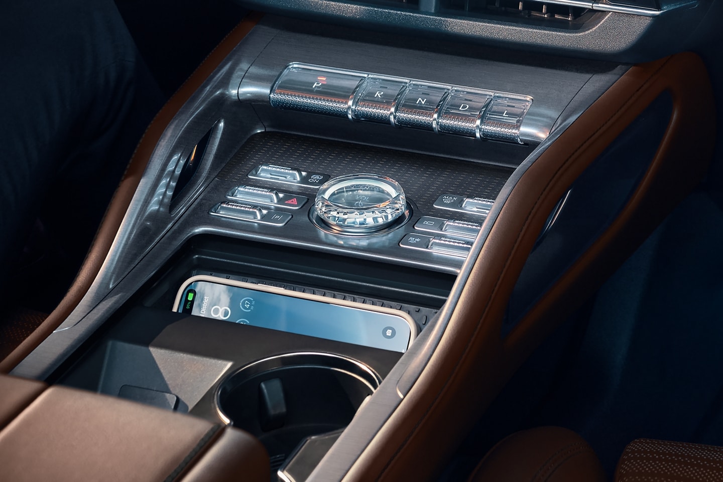 Un téléphone mobile est en cours de recharge dans le compartiment multimédia d’un Lincoln Nautilus 2026.