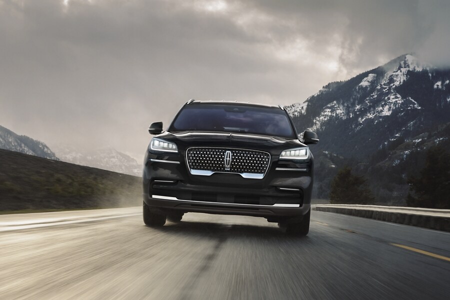 Le modèle Lincoln Aviator Grand Tourisme 2022 est conduit le long d’une route en montagne