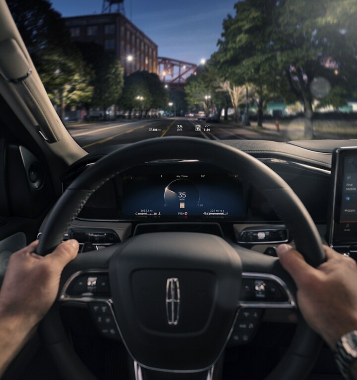 L'affichage tête haute projette les informations de base du conducteur au-dessus du volant