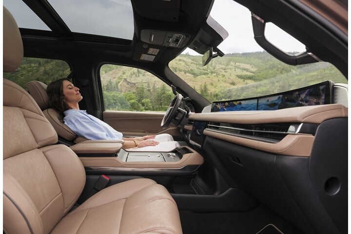 Une femme profite de l’expérience Lincoln Rejuvenate assise dans un VUS Lincoln Navigator 2025 stationné