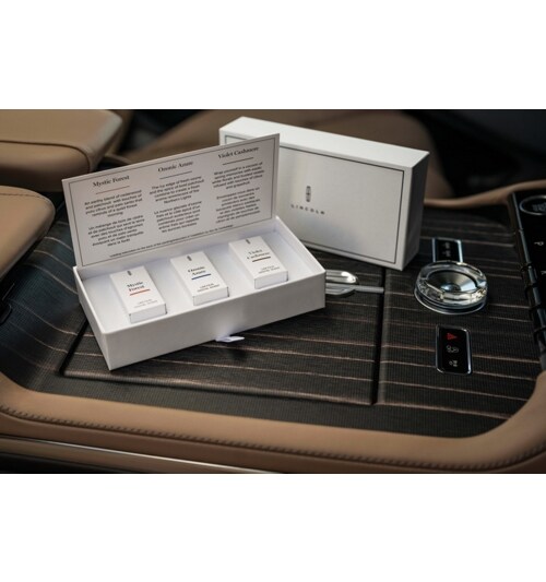 L’écran tactile central d’un Lincoln Navigator 2025 affiche les options de parfum numérique