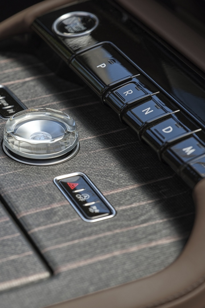 Appliqués de bois véritable de la console centrale du VUS Lincoln Black Label Navigator® 2025