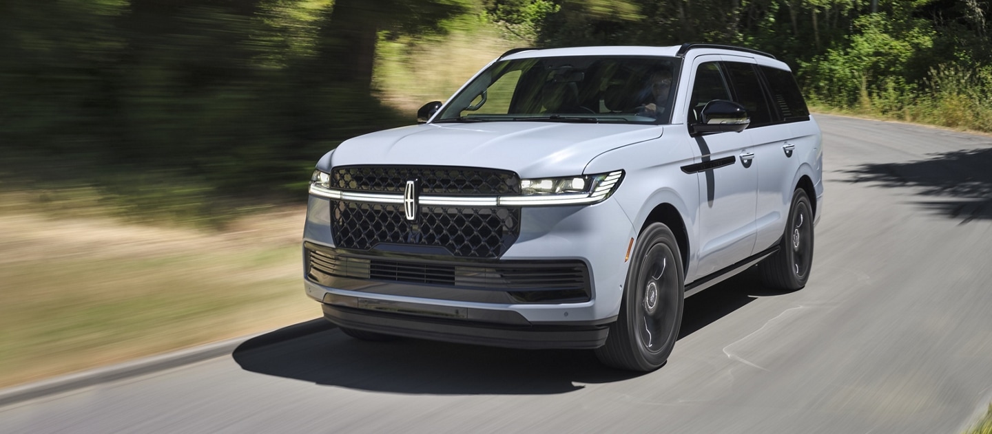 Un Lincoln Navigator 2025 conduit sur une route de campagne