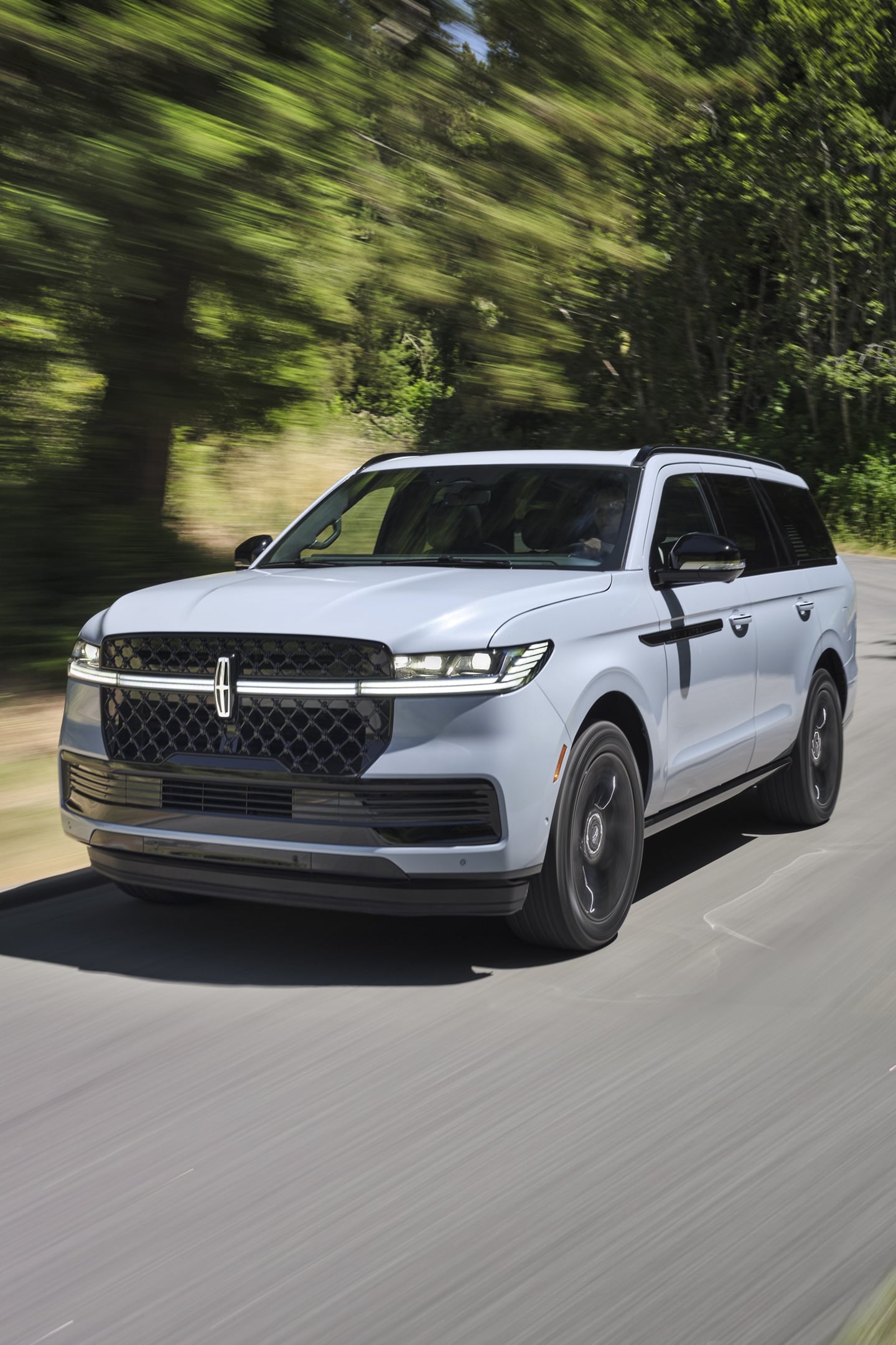 Un Lincoln Navigator 2025 conduit sur une route de campagne