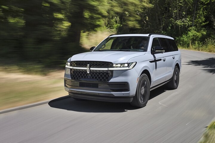 Un Lincoln Navigator 2025 conduit sur une route de campagne