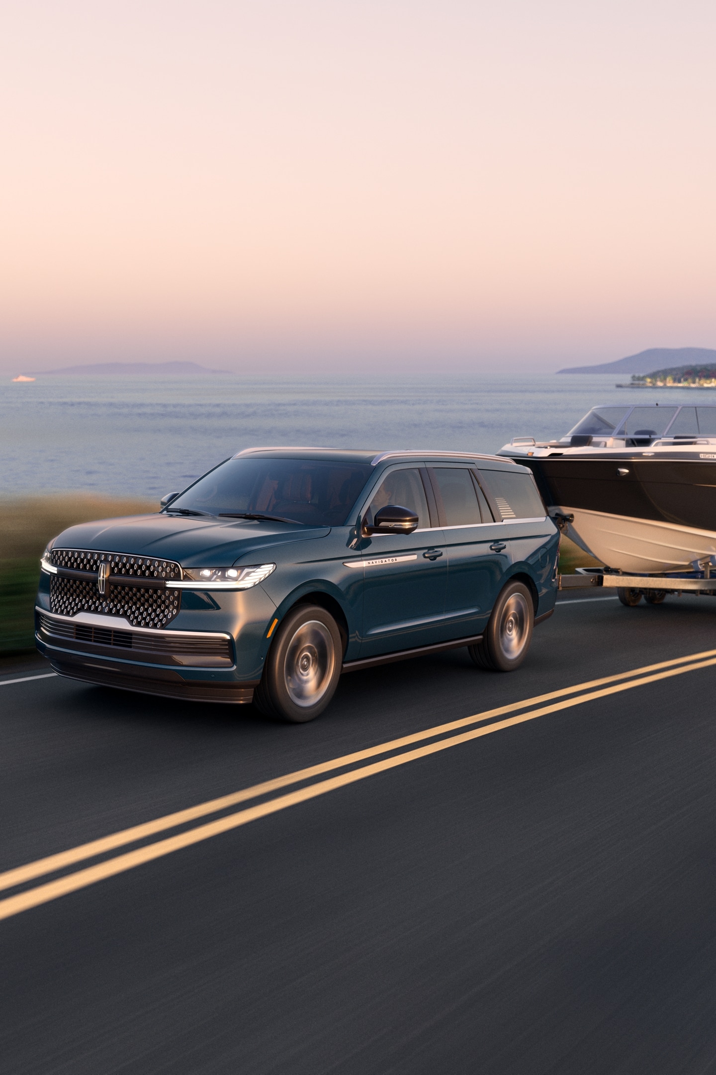 Un Lincoln Navigator 2025 remorque un grand bateau