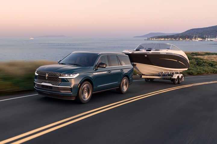 Un VUS Lincoln Navigator® 2025 remorque un grand bateau
