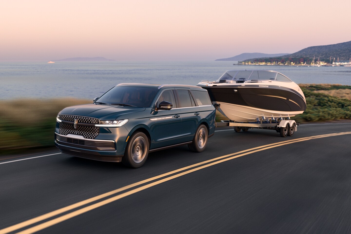 Un Lincoln Navigator 2025 remorque un grand bateau près d’un plan d’eau