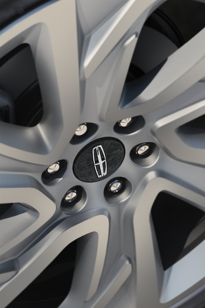 La roue de 24 pouces en nickel lustré disponible sur un VUS Lincoln Black Label Navigator® 2025