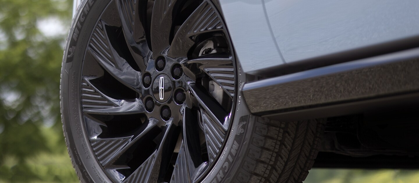 Jantes en aluminium noir ébène très brillant de 22 po d’un Lincoln Navigator Ultra 2025 avec ensemble décor Jet