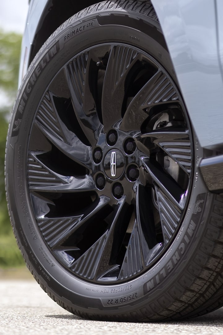 Jantes en aluminium ébène très brillant de 22 po de l’ensemble décor Jet en option