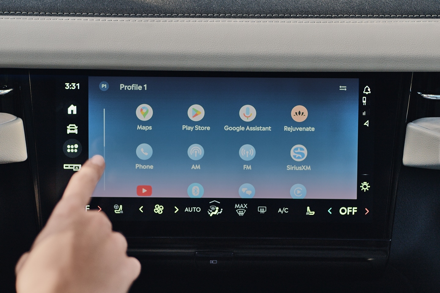 Une personne touche l’écran tactile central d’un VUS Lincoln Navigator 2025