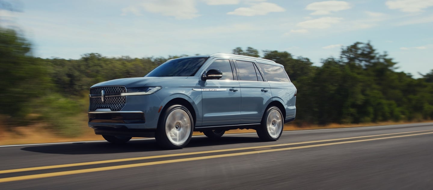 Un Lincoln Navigator 2025 conduit sur une route de campagne
