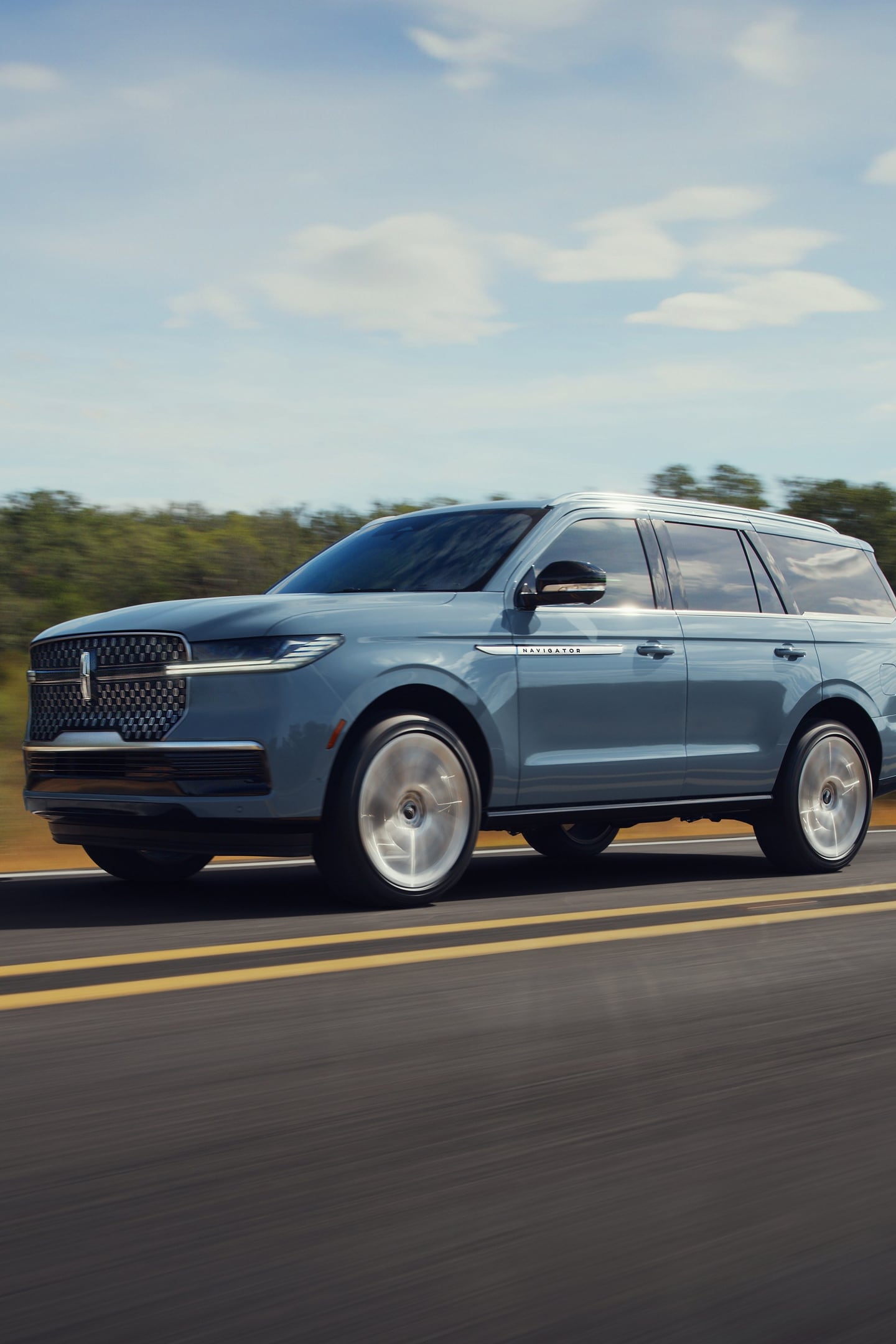 Un VUS Lincoln Navigator® 2025 circulant sur une autoroute désertique