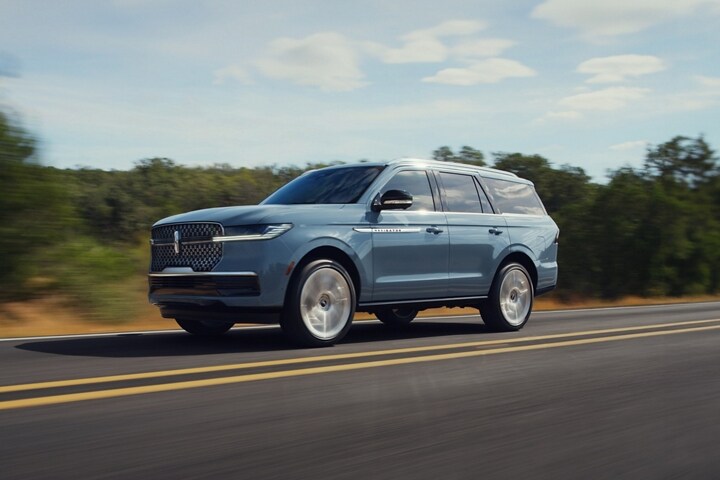 Lincoln Navigator® 2025 avec jantes en aluminium terni foncé de 22 po de série