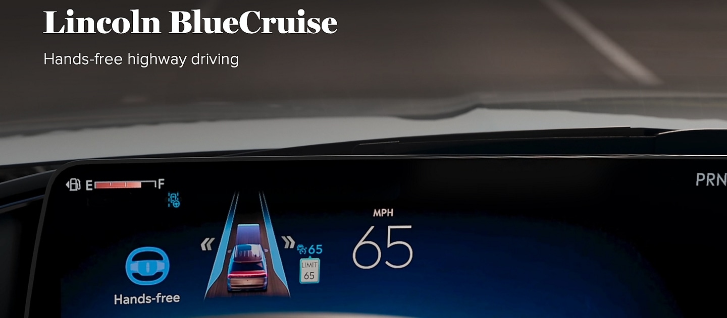 Un Lincoln Navigator 2025 conduit en mode mains libres sur une autoroute zone bleue