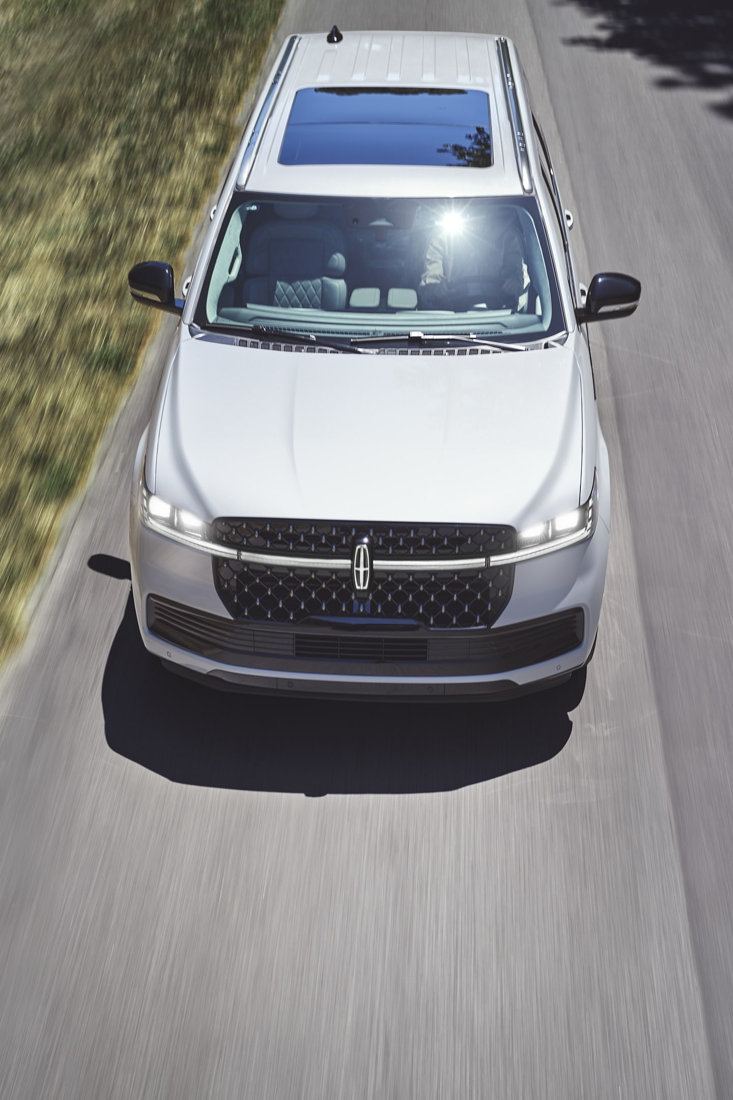 Un Lincoln Black Label Navigator 2025 est conduit sur une route de campagne