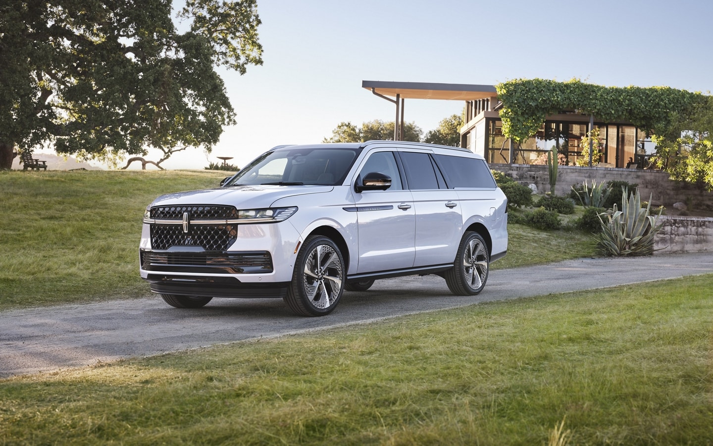 Un VUS Lincoln Black Label Navigator® 2025 est stationné dans une allée