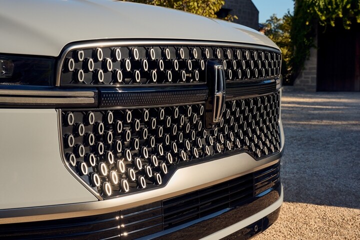 Gros plan de la calandre du Lincoln Navigator 2025