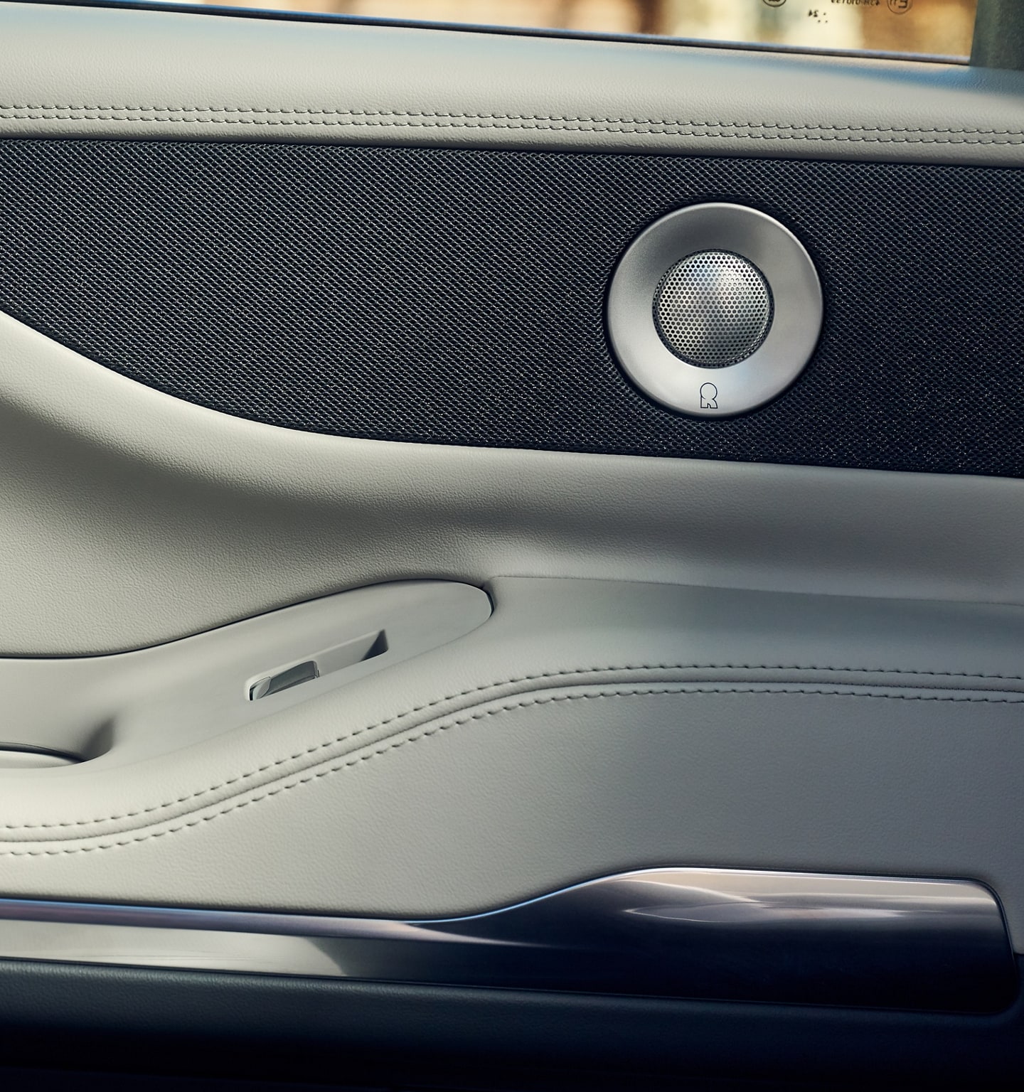 Les haut-parleurs Revel® Ultima sont illustrés dans la portière du conducteur d’un Lincoln Navigator 2025
