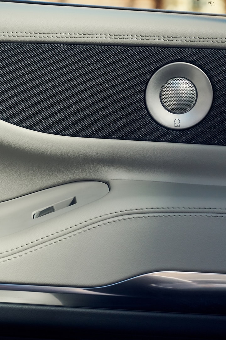 Le couvercle d’un haut-parleur du système audio Revel® Ultima 3D