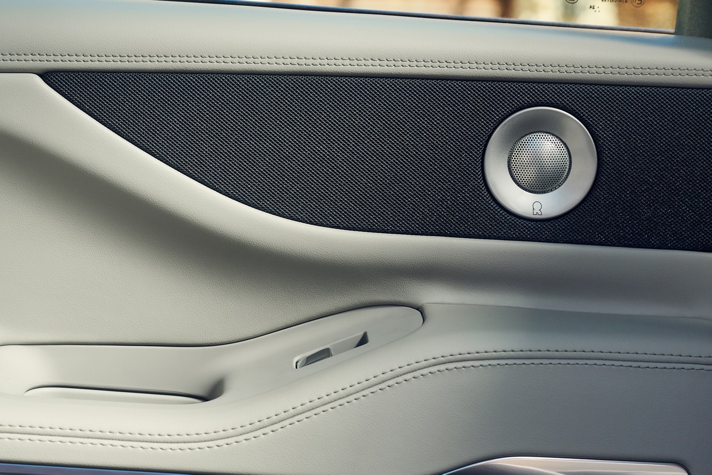 Un haut-parleur du système audio Revel® Ultima 3D est positionné dans la portière passager avant