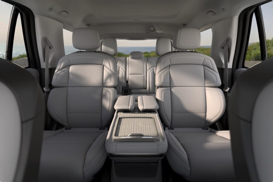 Un jeune garçon met sa ceinture de sécurité assis dans la troisième rangée d’un Lincoln Navigator 2025