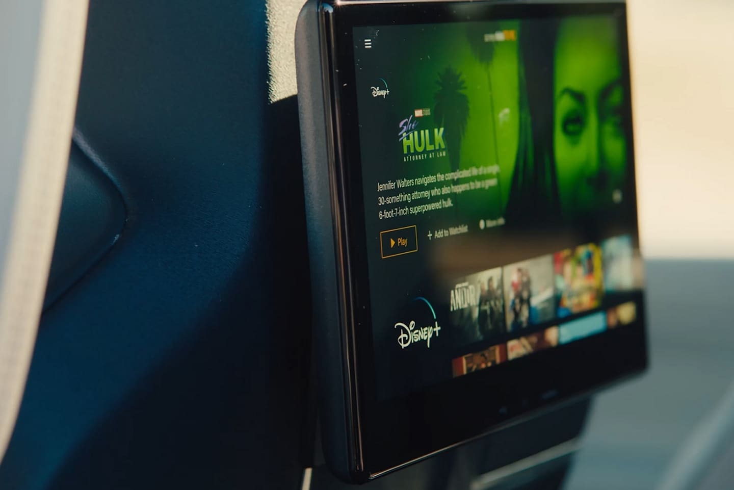 Un écran fixé à l’arrière des sièges de la première rangée diffuse du contenu vidéo en continu